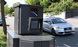 Der mobile Blitzer, den die "NW"-Leser auf den Namen Petzender Peter getauft haben, hat an der Warburger Straße besonders viele Geschwindigkeitsverstöße registriert. - Holger Kosbab Der mobile Blitzer, den die "NW"-Leser auf den Namen Petzender Peter getauft haben, hat an der Warburger Straße besonders viele Geschwindigkeitsverstöße registriert. - Holger Kosbab
