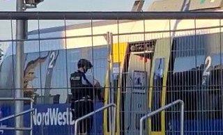 Die Polizei evakuierte den Zug am späten Dienstagabend. - Privat Die Polizei evakuierte den Zug am späten Dienstagabend. - Privat
