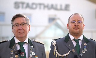 Die Planungen für das Schützenfest des Bürger-Schützenvereins von 1567 Brakel laufen laut Schützenoberst Karl-Heinz Neu (links) und Unteroffizier des 1. Zuges Dominik Noltensmeier bereits auf Hochtouren. - Schützenverein Brakel Die Planungen für das Schützenfest des Bürger-Schützenvereins von 1567 Brakel laufen laut Schützenoberst Karl-Heinz Neu (links) und Unteroffizier des 1. Zuges Dominik Noltensmeier bereits auf Hochtouren. - Schützenverein Brakel