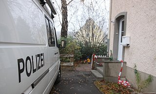 Die Mordkommission "Rusch" ermittelte an der Albert-Rusch-Straß wegen versuchten Mordes und versuchter schwerer Brandstiftung. - Susanne Barth Die Mordkommission "Rusch" ermittelte an der Albert-Rusch-Straß wegen versuchten Mordes und versuchter schwerer Brandstiftung. - Susanne Barth