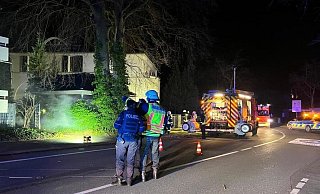 An der Parkstraße in Gütersloh griff ein Feuer an einer Mülltonne auf ein Carport und zwei Autos über. - NW An der Parkstraße in Gütersloh griff ein Feuer an einer Mülltonne auf ein Carport und zwei Autos über. - NW
