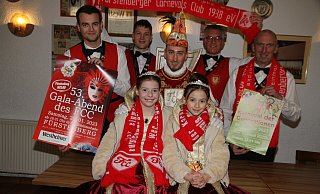 Die Kinderprinzessinnen Finja Scharfen und Laura Gumenjuk (vorne) freuen sich zusammen mit (hinten, v. l.) Josef Scheffler (2. Kassierer), Matthias Trush (Schriftführer), Prinz Janis Lange, Präsident Uwe Feddermann und dem Vorsitzenden Frank Reutter auf die Session. - Johannes Büttner Die Kinderprinzessinnen Finja Scharfen und Laura Gumenjuk (vorne) freuen sich zusammen mit (hinten, v. l.) Josef Scheffler (2. Kassierer), Matthias Trush (Schriftführer), Prinz Janis Lange, Präsident Uwe Feddermann und dem Vorsitzenden Frank Reutter auf die Session. - Johannes Büttner