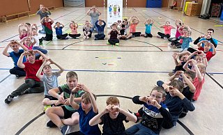 In der Turnhalle der Grundschule Dringenberg formen die Schüler der Klassen drei und vier Herzen. Damit wollen sie auf die Aktion "Skipping Hearts" aufmerksam machen. - Stefanie Diekmann In der Turnhalle der Grundschule Dringenberg formen die Schüler der Klassen drei und vier Herzen. Damit wollen sie auf die Aktion "Skipping Hearts" aufmerksam machen. - Stefanie Diekmann