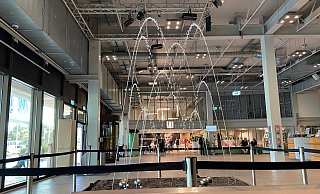 Der Seismische Brunnen zeigt Erdbebenwellen und Aktivitäten im Foyer des Museums. - Dana Stoll Der Seismische Brunnen zeigt Erdbebenwellen und Aktivitäten im Foyer des Museums. - Dana Stoll
