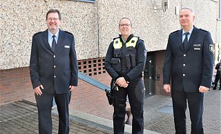 Jessica Dury (Mitte) mit Polizeidirektor Christian Brenski (l.) und Wachleiter Georg Arendes. Foto: Polizei - Polizei Jessica Dury (Mitte) mit Polizeidirektor Christian Brenski (l.) und Wachleiter Georg Arendes. Foto: Polizei - Polizei