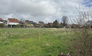 Am Ende der Stichstraße Endebutt in Westerenger liegt die zu bebauende Fläche eingebettet in eine bestehende Nachbarschaft. - Britta Bohnenkamp-Schmidt Am Ende der Stichstraße Endebutt in Westerenger liegt die zu bebauende Fläche eingebettet in eine bestehende Nachbarschaft. - Britta Bohnenkamp-Schmidt