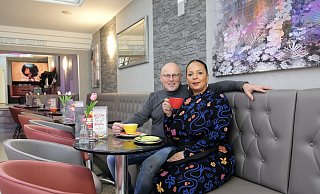 Ulli und Nadiya Schütte haben die Eisdiele "Pacini" schick gemacht. Das kultige Lübbecker Eiscafé hat eine neue Inneneinrichtung bekommen. - Heike von Schulz Ulli und Nadiya Schütte haben die Eisdiele "Pacini" schick gemacht. Das kultige Lübbecker Eiscafé hat eine neue Inneneinrichtung bekommen. - Heike von Schulz