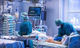 Die Zahl der schweren Covid-Fälle ist in den Krankenhäusern in OWL derzeit relativ gering, wenige Patienten müssen auf die Intensivstationen. Doch die Tendenz ist negativ, angesichts stark gestiegener Infektionszahlen befürchten Mediziner wieder einen Anstieg der schwereren Verläufe. - picture alliance/dpa/dpa-Zentralbild Die Zahl der schweren Covid-Fälle ist in den Krankenhäusern in OWL derzeit relativ gering, wenige Patienten müssen auf die Intensivstationen. Doch die Tendenz ist negativ, angesichts stark gestiegener Infektionszahlen befürchten Mediziner wieder einen Anstieg der schwereren Verläufe. - picture alliance/dpa/dpa-Zentralbild