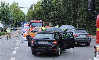 Vorm WEZ an der Weserstraße ist die Ampel kaputt. Sonntag krachten dort drei Autos gegeneinander. - Polizei Minden-Lübbecke Vorm WEZ an der Weserstraße ist die Ampel kaputt. Sonntag krachten dort drei Autos gegeneinander. - Polizei Minden-Lübbecke