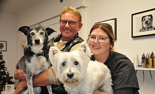 Hans-Joachim Neumann mit Hunde-Oma Lara und Eliza Ciurkot mit West Highland White Terrier Lucky. - Frank Jasper Hans-Joachim Neumann mit Hunde-Oma Lara und Eliza Ciurkot mit West Highland White Terrier Lucky. - Frank Jasper