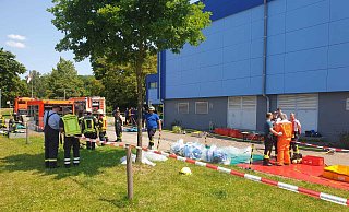 Die Holzmindener Feuerwehr rückte mit 23 Einsatzkräften zum Freibad an. - Feuerwehr Holzminden Die Holzmindener Feuerwehr rückte mit 23 Einsatzkräften zum Freibad an. - Feuerwehr Holzminden