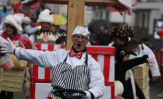 Helau! Als jecker Eisverkäufer lässt man sich von etwas Regen die Stimmung nicht verderben. - Torsten Wegener Helau! Als jecker Eisverkäufer lässt man sich von etwas Regen die Stimmung nicht verderben. - Torsten Wegener