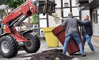 Am Sonntag wurden die Kübel in Harsewinkel mit vereinter Hilfe wieder aufgerichtet. - Robert Becker Am Sonntag wurden die Kübel in Harsewinkel mit vereinter Hilfe wieder aufgerichtet. - Robert Becker