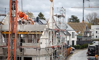 Der Neubau von Eigenheimen und Mietwohnungen wird in Bielefeld künftig seltener zu beobachten sein. Die Preise laufen vielen potenziellen Bauherren davon. - Niklas Tüns Der Neubau von Eigenheimen und Mietwohnungen wird in Bielefeld künftig seltener zu beobachten sein. Die Preise laufen vielen potenziellen Bauherren davon. - Niklas Tüns