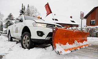 In Bielefeld räumt ein Fahrzeug vom Winterdienst die Straßen vom Schnee frei. - Friso Gentsch In Bielefeld räumt ein Fahrzeug vom Winterdienst die Straßen vom Schnee frei. - Friso Gentsch