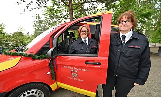 Die Kinderfeuerwehrwartinnen Verne Loges und KarinaSchönfelder freuen sich über das Mannschaftstransportfahrzeug. - f Die Kinderfeuerwehrwartinnen Verne Loges und KarinaSchönfelder freuen sich über das Mannschaftstransportfahrzeug. - f