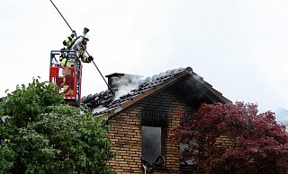 Die Feuerwehr öffnete die Dachhaut des Wohnhauses in Vinsebeck. - Uwe Müller Die Feuerwehr öffnete die Dachhaut des Wohnhauses in Vinsebeck. - Uwe Müller