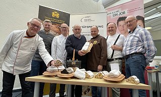 Die Stollen sind geprüft: Prüfer Michael Isensee (v. l.), Alexander Schmidt und stellertretender Obermeister Arno Simon, Heinz Vollmer, Jörg Schuster, Mathias Berg und Ehrenobermeister Hermann Oltersdorf. - Kreishandwerkerschaft Wittekindsland Die Stollen sind geprüft: Prüfer Michael Isensee (v. l.), Alexander Schmidt und stellertretender Obermeister Arno Simon, Heinz Vollmer, Jörg Schuster, Mathias Berg und Ehrenobermeister Hermann Oltersdorf. - Kreishandwerkerschaft Wittekindsland
