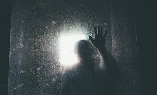 Einen Tag nach dem Diebstahl standen zehn Männer vor der Tür des 19-Jährigen. Und sie hatten keine freundlichen Worte mitgebracht. - Symbolfoto: pexels Einen Tag nach dem Diebstahl standen zehn Männer vor der Tür des 19-Jährigen. Und sie hatten keine freundlichen Worte mitgebracht. - Symbolfoto: pexels