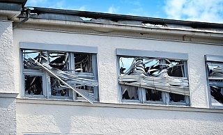 Am Tag nach dem Brand ist das Gebäude nur noch eine Ruine. Fenster sind geplatzt, die Innenräume ausgebrannt, die Jalousien geschmolzen. - BARBARA FRANKE Am Tag nach dem Brand ist das Gebäude nur noch eine Ruine. Fenster sind geplatzt, die Innenräume ausgebrannt, die Jalousien geschmolzen. - BARBARA FRANKE