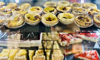 Die Auslage im Café Santos: Pasteis de Nata (oben) und Obstkuchen (unten). - Stefan Becker Die Auslage im Café Santos: Pasteis de Nata (oben) und Obstkuchen (unten). - Stefan Becker