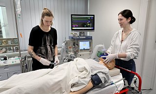 Die Medizin-Studentinnen Janine Hus und Nina Lendl bereiten den "Patienten" auf eine Operation vor. Auf Nachfragen antwortet die lebensechte Puppe. - Frank-Michael Kiel-Steinkamp Die Medizin-Studentinnen Janine Hus und Nina Lendl bereiten den "Patienten" auf eine Operation vor. Auf Nachfragen antwortet die lebensechte Puppe. - Frank-Michael Kiel-Steinkamp