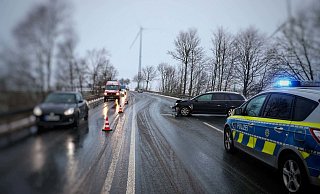 Der mit Sommerreifen ausgerüstete Kombi schleuderte auf der B64 bei Schneematsch in die Leitplanken. - Polizei Paderborn Der mit Sommerreifen ausgerüstete Kombi schleuderte auf der B64 bei Schneematsch in die Leitplanken. - Polizei Paderborn