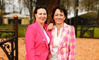 Schützenkönigin Nicole Paul (l.) und Zeremonienmeisterin Anne Voss. - PBSV Schützenkönigin Nicole Paul (l.) und Zeremonienmeisterin Anne Voss. - PBSV