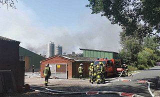 Die Feuerwehrleute aus Stemwede halfen in Marl aus. Da brannte ein Putenstall. - Feuerwehr Stemwede Die Feuerwehrleute aus Stemwede halfen in Marl aus. Da brannte ein Putenstall. - Feuerwehr Stemwede