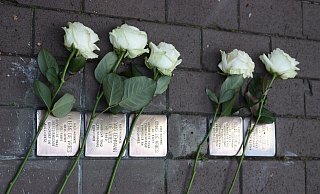 Auch im vergangenen Jahr wurden die Stolpersteine – hier für Max und Adele Spanier sowie für Helene, Jonas und Ludwig Lehmann de Vries – geputzt. An jedem Stolperstein wurde eine Rose niedergelegt. - Britta Bohnenkamp-Schmidt Auch im vergangenen Jahr wurden die Stolpersteine – hier für Max und Adele Spanier sowie für Helene, Jonas und Ludwig Lehmann de Vries – geputzt. An jedem Stolperstein wurde eine Rose niedergelegt. - Britta Bohnenkamp-Schmidt