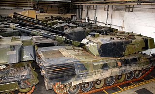Leopard-Panzer vom Typ Leopard 1 A5 aus dänischen Beständen stehen in Flensburg in einer Produktionshalle. - picture alliance / dpa Leopard-Panzer vom Typ Leopard 1 A5 aus dänischen Beständen stehen in Flensburg in einer Produktionshalle. - picture alliance / dpa