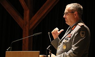 General Alfons Mais spricht im Preußenmuseum über die Zukunft der Bundeswehr. - Henning Wandel General Alfons Mais spricht im Preußenmuseum über die Zukunft der Bundeswehr. - Henning Wandel