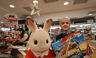 Weihnachtsgeschäft unter einem guten Stern: Antje Beverungen vom Haushaltswarengeschäft Larusch in Höxter freute sich besonders in der letzten Woche vor dem Fest über zahlreiche Kunden. - Thomas Kube Weihnachtsgeschäft unter einem guten Stern: Antje Beverungen vom Haushaltswarengeschäft Larusch in Höxter freute sich besonders in der letzten Woche vor dem Fest über zahlreiche Kunden. - Thomas Kube
