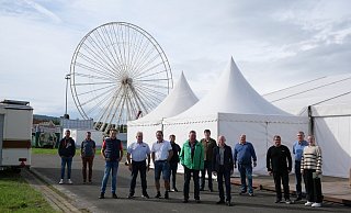 Der Ausschuss für den Blasheimer Markt tagte am Sonntag auf dem Festgelände. Der Rundgang über das Gelände führte auch am Riesenrad vorbei, dem Wahrzeichen des Blasheimer Marktes. - Kirsten Tirre Der Ausschuss für den Blasheimer Markt tagte am Sonntag auf dem Festgelände. Der Rundgang über das Gelände führte auch am Riesenrad vorbei, dem Wahrzeichen des Blasheimer Marktes. - Kirsten Tirre