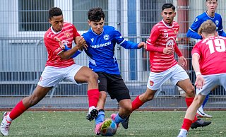 Die enge Ballführung des U17-Arminen Eyyüb Yasar verhalf dem DSC gegen Brakel nicht zum Sieg. - Andreas Zobe Die enge Ballführung des U17-Arminen Eyyüb Yasar verhalf dem DSC gegen Brakel nicht zum Sieg. - Andreas Zobe