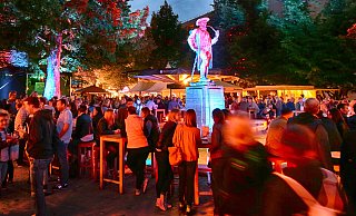 Der Altstädter Kirchpark rund um den Leineweber-Brunnen verwandelt sich zum Leineweber-Markt in einen gemütlichen Biergarten. - Sarah Jonek Der Altstädter Kirchpark rund um den Leineweber-Brunnen verwandelt sich zum Leineweber-Markt in einen gemütlichen Biergarten. - Sarah Jonek