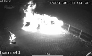 Brennend rennt der Brandstifter (l.) von dem Fahrzeug weg, dass er soeben mit einem Knall entzündet hat. Den Kanister hat er hier noch in der Hand. Kurze Zeit später verliert er seinen Schuh. - privat Brennend rennt der Brandstifter (l.) von dem Fahrzeug weg, dass er soeben mit einem Knall entzündet hat. Den Kanister hat er hier noch in der Hand. Kurze Zeit später verliert er seinen Schuh. - privat