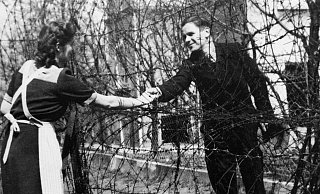 Die Liebe durch den Stacheldraht zeigt fotomäßig wohl am besten, wie es vielen Menschen damals gegangen ist. - Stadtarchiv Die Liebe durch den Stacheldraht zeigt fotomäßig wohl am besten, wie es vielen Menschen damals gegangen ist. - Stadtarchiv