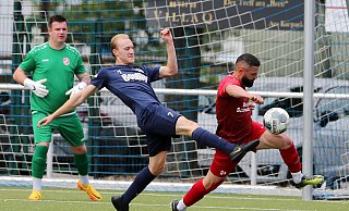 Fußball-Landesliga: SV Eidinghausen-Werste - RW Kirchlengern 5:0. Packendes Duell: Hier der dreifachje SVEW-Torschütze Sven Redetzky (links) gegen Yusuf Tumani. - Egon Bieber Fußball-Landesliga: SV Eidinghausen-Werste - RW Kirchlengern 5:0. Packendes Duell: Hier der dreifachje SVEW-Torschütze Sven Redetzky (links) gegen Yusuf Tumani. - Egon Bieber
