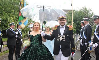 Dem Sandebecker Königspaar Niels Otto und Carina Razlaw machen auch ein paar Regentropfen nichts aus. - Burkhard Battran Dem Sandebecker Königspaar Niels Otto und Carina Razlaw machen auch ein paar Regentropfen nichts aus. - Burkhard Battran