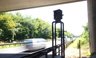 Der bislang einzige feste Blitzer im Bünder Land: Die Radarkontrolle an der B239 - unter der Fiemerstraße - in Kirchlengern. - Niklas Krämer Der bislang einzige feste Blitzer im Bünder Land: Die Radarkontrolle an der B239 - unter der Fiemerstraße - in Kirchlengern. - Niklas Krämer