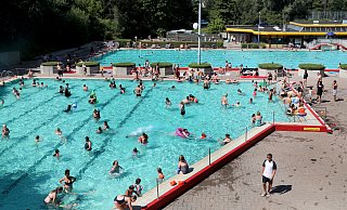 Steigen die Temperaturen, setzen die Freizeitbetriebe der Stadtwerke Herford in ihren Freibädern, wie hier im Kleinen Felde, auch auf Security. - Frank-Michael Kiel-Steinkamp Steigen die Temperaturen, setzen die Freizeitbetriebe der Stadtwerke Herford in ihren Freibädern, wie hier im Kleinen Felde, auch auf Security. - Frank-Michael Kiel-Steinkamp