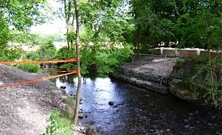Über Nacht war die behelfsmäßig errichtete Holzbrücke über die Thune wieder abgerissen worden. Foto: Lena Henning - Lena Henning Über Nacht war die behelfsmäßig errichtete Holzbrücke über die Thune wieder abgerissen worden. Foto: Lena Henning - Lena Henning