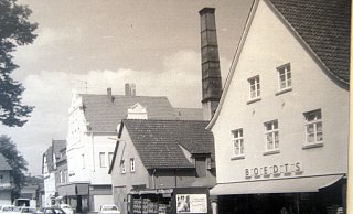 Die Familie Boedts prägte über Jahre, hier eine Aufnahme aus dem Jahr 1970, mit ihrem Lebensmittelgeschäft und der Brennerei den Bürener Marktplatz. Das Bild der Innenstädte hat sich im gesamten Kreisgebiet massiv verändert. - Stadtarchiv/Heimatverein Büren Die Familie Boedts prägte über Jahre, hier eine Aufnahme aus dem Jahr 1970, mit ihrem Lebensmittelgeschäft und der Brennerei den Bürener Marktplatz. Das Bild der Innenstädte hat sich im gesamten Kreisgebiet massiv verändert. - Stadtarchiv/Heimatverein Büren