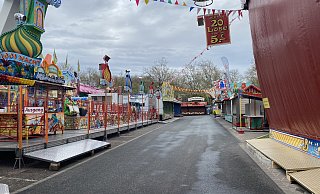 Vor einem Fahrgeschäft auf der Lunapark-Kirmes war es im Jahr 2023 zu einer Auseinandersetzung gekommen. Dabei war ein Schausteller durch einen Messerstich verletzt worden. (Archivbild) - Archiv: Marc Schröder Vor einem Fahrgeschäft auf der Lunapark-Kirmes war es im Jahr 2023 zu einer Auseinandersetzung gekommen. Dabei war ein Schausteller durch einen Messerstich verletzt worden. (Archivbild) - Archiv: Marc Schröder