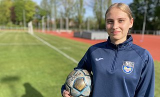 Beim DFB-Länderpokalturnier 2022 wurde die Gütersloherin Merle Hokamp als beste Spielerin ihres Jahrgangs ausgezeichnet. - Christian Geisler Beim DFB-Länderpokalturnier 2022 wurde die Gütersloherin Merle Hokamp als beste Spielerin ihres Jahrgangs ausgezeichnet. - Christian Geisler