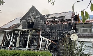 Die Photovoltaikanlage erschwerte der Feuerwehr das Löschen der Flammen in Bielefeld-Jöllenbeck. - Jürgen Mahncke Die Photovoltaikanlage erschwerte der Feuerwehr das Löschen der Flammen in Bielefeld-Jöllenbeck. - Jürgen Mahncke