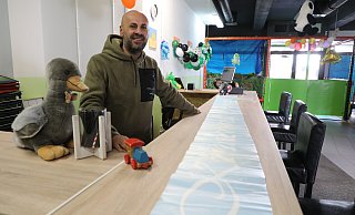 Halil Solugan mit dem Schriftzug von der Kinderwelt Beverungen, der noch draußen angebracht wird. - Simone Flörke Halil Solugan mit dem Schriftzug von der Kinderwelt Beverungen, der noch draußen angebracht wird. - Simone Flörke