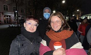 Impfheldinnen: Laura und Caroline harrten fünf Stunden auf dem Siggi aus. In den Bechern ist übrigens nur Tee. - Heimo Stefula Impfheldinnen: Laura und Caroline harrten fünf Stunden auf dem Siggi aus. In den Bechern ist übrigens nur Tee. - Heimo Stefula