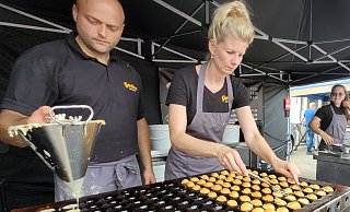 Kenny und Meike Geelen waren im vergangenen Jahr dabei und servierten den Besuchern Poffertjes. - Gerald Dunkel Kenny und Meike Geelen waren im vergangenen Jahr dabei und servierten den Besuchern Poffertjes. - Gerald Dunkel